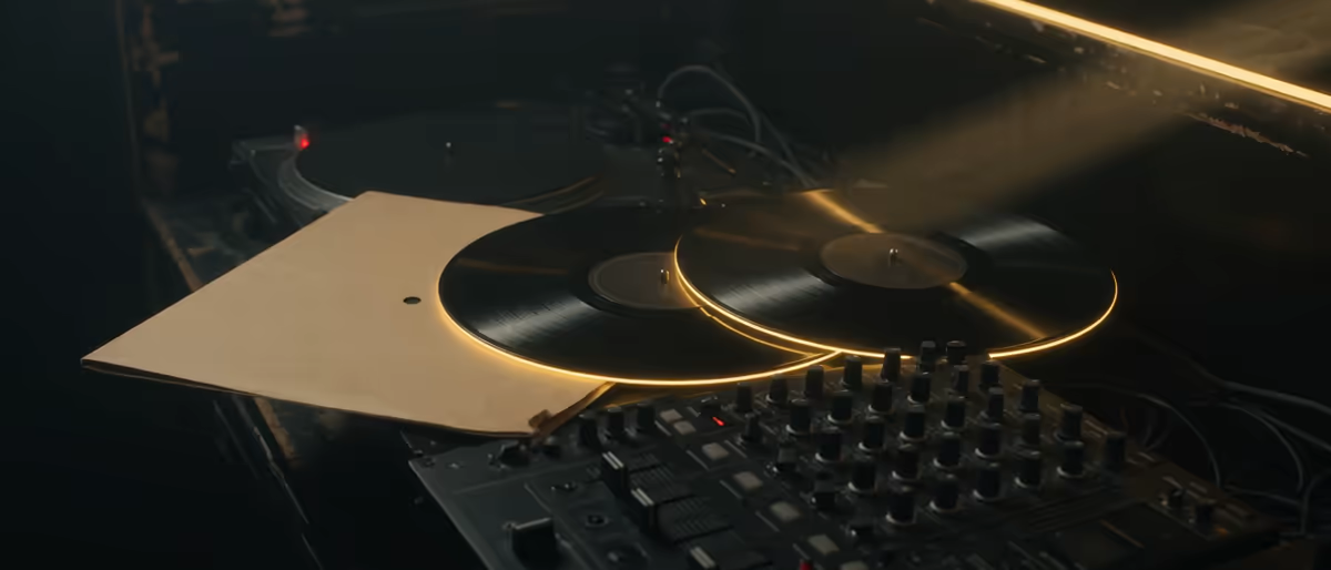 ملصقات Traxsource: Human-Made مقابل AI-Assisted لمتاجر الدي جي في 2026